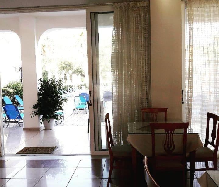 Hotel Petros チィリヴィ エクステリア 写真